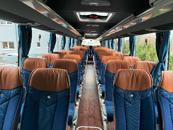 neuer-bus-dez-2023-innenansicht-vorne